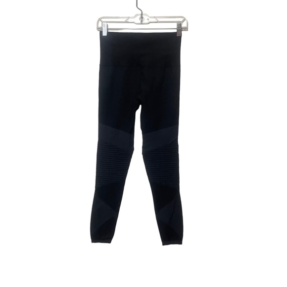 Spanx Medium Black Leggings‎ Textured Leg Pattern - Picture 9 of 9